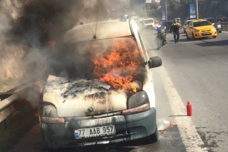 İstanbul'da hafif ticari ara&ccedil; alev alev yandı