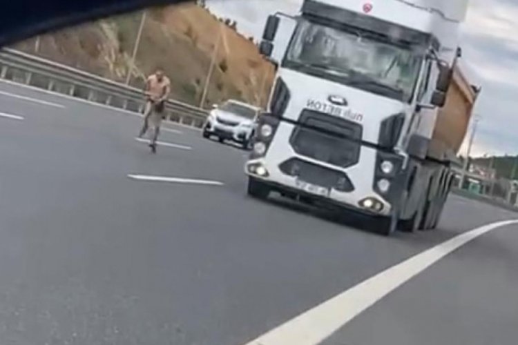 Otobanda yarı &ccedil;ıplak halde koştu, canını tehlikeye attı