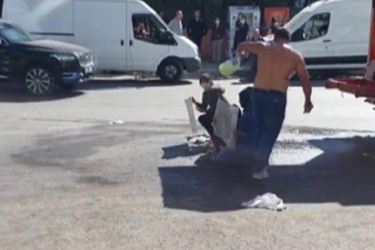Korku dolu anlar, benzin d&ouml;k&uuml;p &ccedil;ocuklarını yakmaya kalkıştı