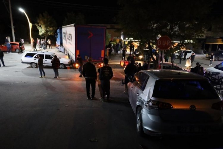 Arızalanan TIR caddeye daldı, ortalık savaş alanına d&ouml;nd&uuml;