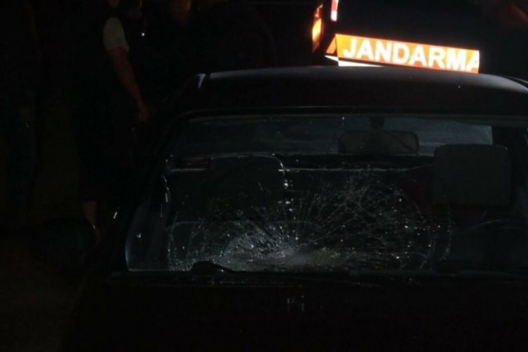Otomobilin &ccedil;arptığı gen&ccedil; ağır yaralandı