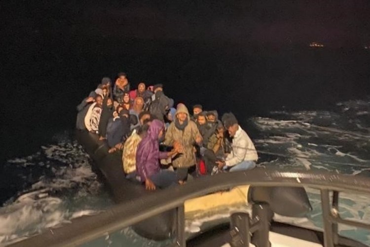 İzmir a&ccedil;ıklarında 106 g&ouml;&ccedil;men kurtarıldı