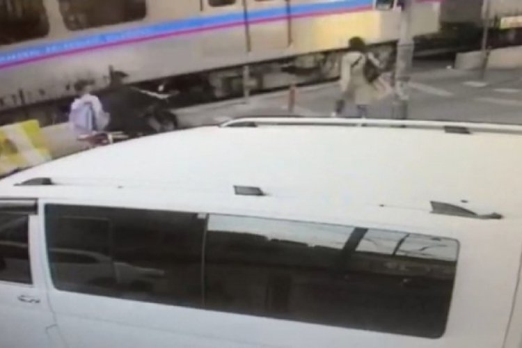 İstanbul'da tramvayın altında kalan motosikletli metrelerce s&uuml;r&uuml;klendi