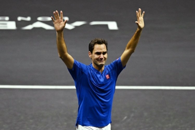 Roger Federer kortlara veda etti