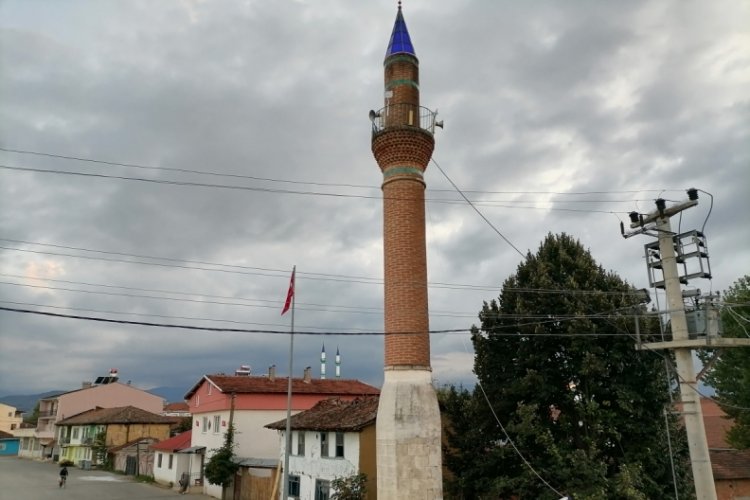 Bursa'da camisiz minare g&ouml;renlerin dikkatini &ccedil;ekiyor