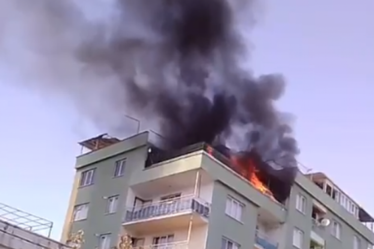 Bursa'da bir apartmanın &ccedil;atı katında yangın &ccedil;ıktı