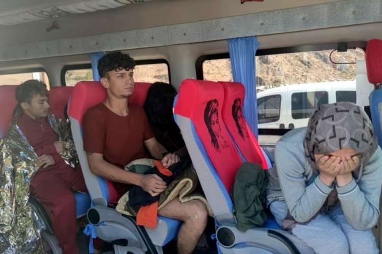 &Ccedil;anakkale a&ccedil;ıklarında g&ouml;&ccedil;men teknesi battı: 4'&uuml; &ccedil;ocuk 6 &ouml;l&uuml;