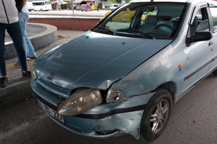 Samsun'da korkutan kaza: 2 otomobil &ccedil;arpıştı