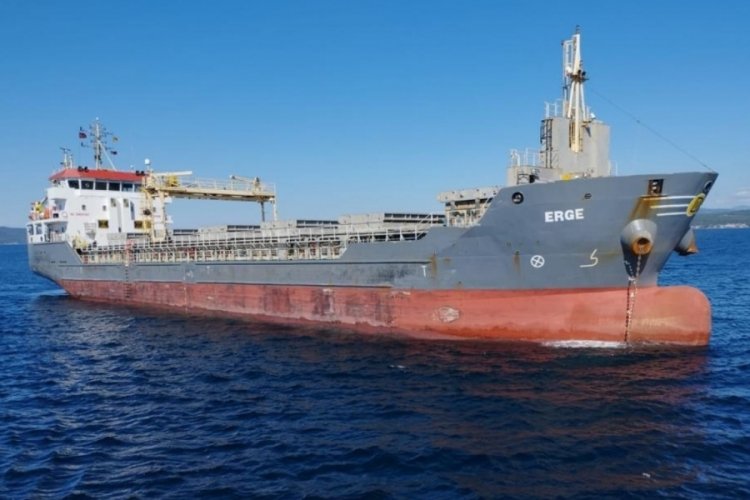 &Ccedil;anakkale'de arızalanan gemi demirletildi