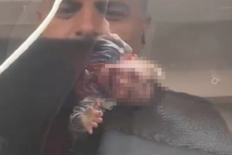 İzmir'de otomobilde kilitli kalan &ccedil;ocuğun imdadına itfaiye koştu