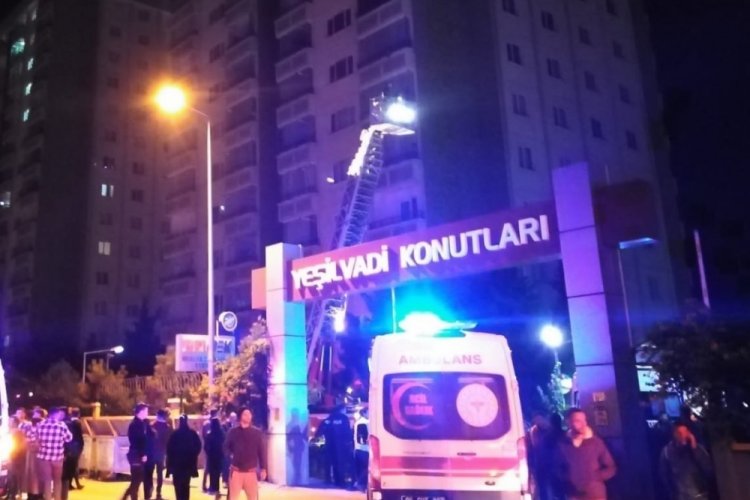 Ankara'da 14 katlı apartmanda yangın: 1 kişi &ouml;ld&uuml;, 2 itfaiye eri dumandan etkilendi