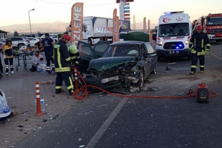 Lastiği patlayan otomobil dehşet sa&ccedil;tı: 1 bebek &ouml;ld&uuml;, 3'&uuml; &ccedil;ocuk 9 kişi yaralandı
