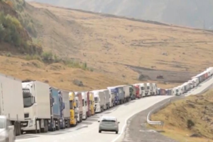 Rusya-G&uuml;rcistan sınır kapısında 14 kilometrelik ara&ccedil; kuyruğu g&ouml;r&uuml;nt&uuml;lendi
