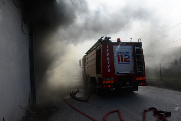 Depodaki plastik malzemeler yandı, dumanlar paniğe sebep oldu