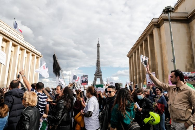 &nbsp;Paris'te Mahsa Amini'nin &ouml;l&uuml;m&uuml; protesto edildi