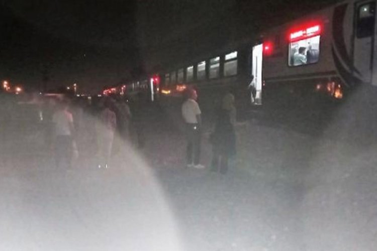 Diyarbakır-Batman seferini yapan yolcu treni raydan &ccedil;ıktı