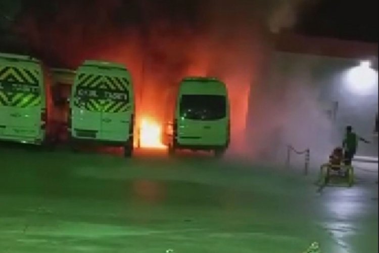 İzmir'de minib&uuml;s alev alev yandı