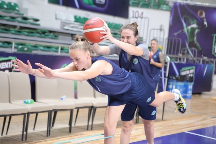 Claudia Cuic a&ccedil;ık kapatıyor