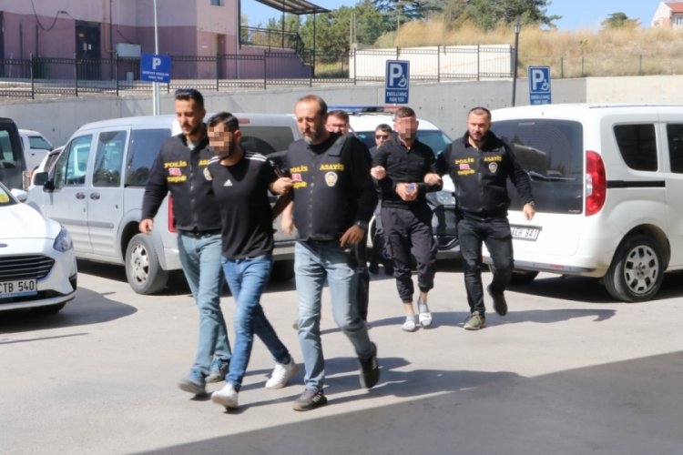 Eskişehir'de ev basıp, akrabalarını &ouml;ld&uuml;ren 3 şahıs adliyede