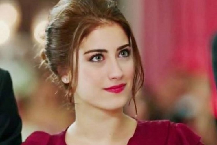 Hazal Kaya, hamilelik pozlarını paylaşmaya devam ediyor
