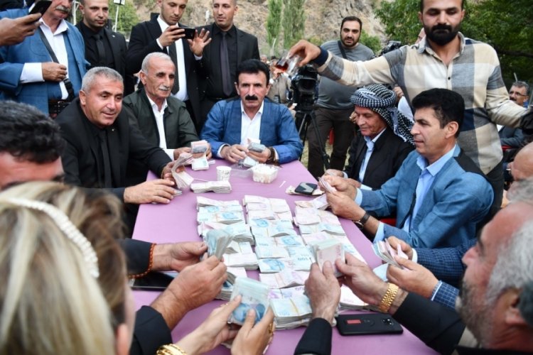 Şırnak'ta d&uuml;ğ&uuml;nde gelin ve damada takılan parayı 9 kişi saydı