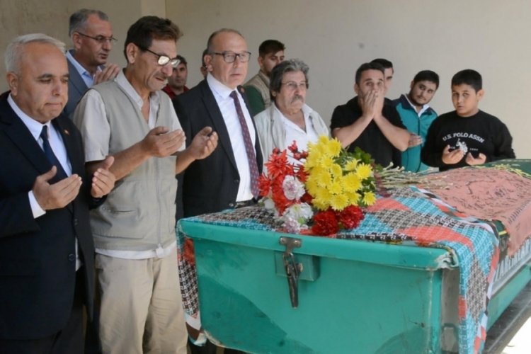 Manisa'da otomobilin &ccedil;arptığı Fatmanur, son yolculuğuna uğurlandı