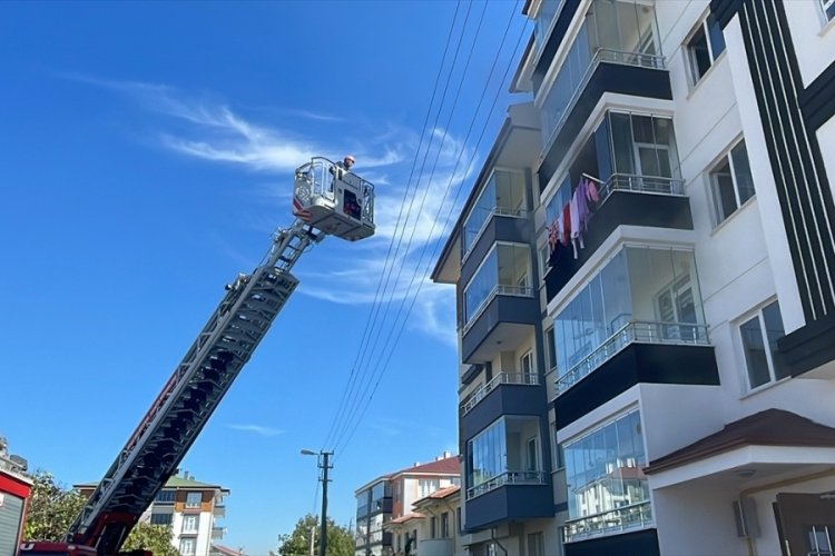 Bolu'da yangın sırasında evde mahsur kalan 2 kardeşi itfaiye kurtardı