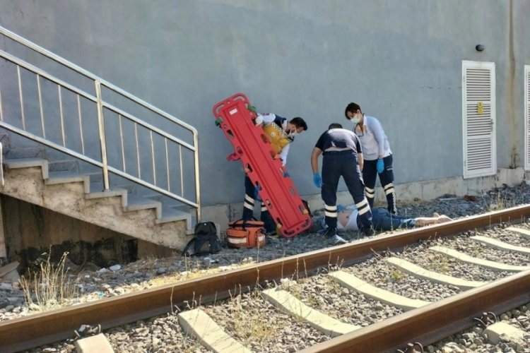 İzmir'de y&uuml;k treninin &ccedil;arptığı kadın hayatını kaybetti