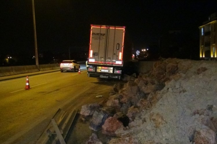 Kocaeli'de tır bariyerlere &ccedil;arparak s&uuml;r&uuml;klendi