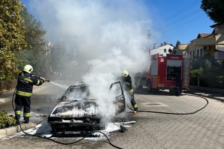 Muğla'da seyir halindeki ara&ccedil; alev alev yandı