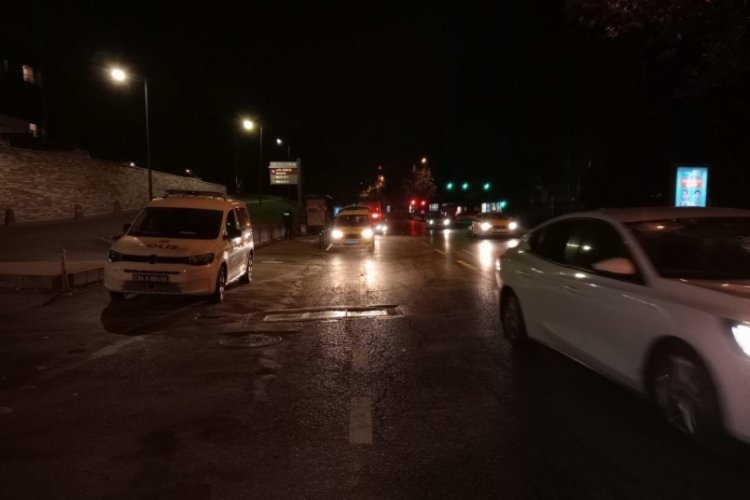 İstanbul'da otomobil motosikletle &ccedil;arpıştı: 1 &ouml;l&uuml;, 2 yaralı