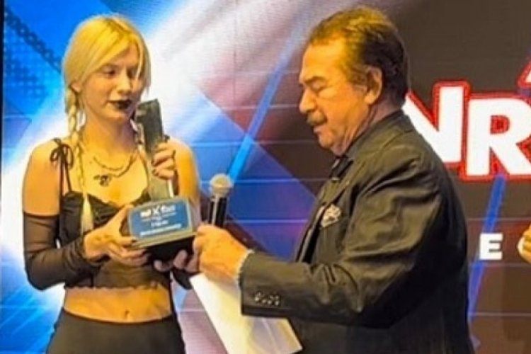 Aleyna Tilki'ya &ouml;d&uuml;l&uuml;n&uuml; Orhan Gencebay verdi