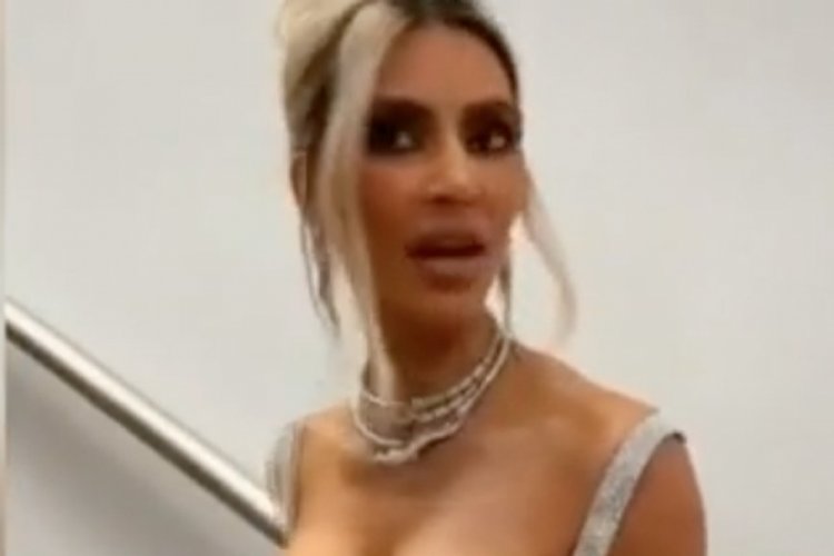 Kim Kardashian dar elbisesiyle zıplayarak y&uuml;r&uuml;d&uuml;