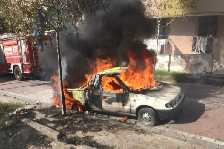 3 yıldır kullanılmayan kamyonet alev alev yandı