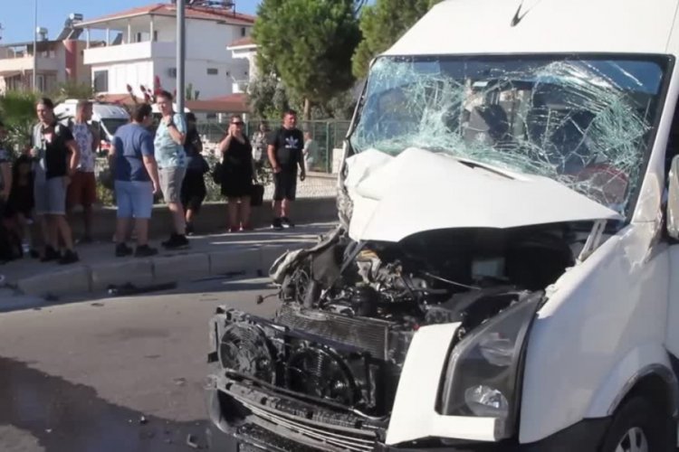 Antalya'da tur minib&uuml;s&uuml; ile kamyon &ccedil;arpıştı