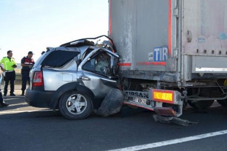 Lastiği patlayan cip tıra arkadan &ccedil;arptı: 1 &ouml;l&uuml;, 2 yaralı