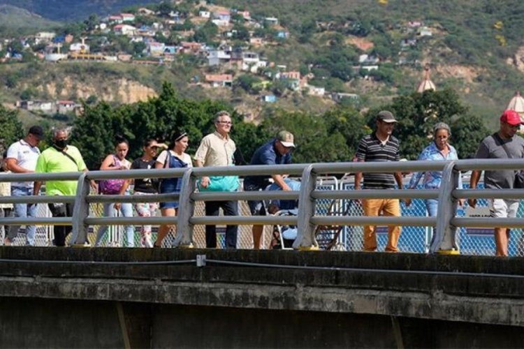Venezuela-Kolombiya kara sınırı 7 yıl sonra a&ccedil;ıldı