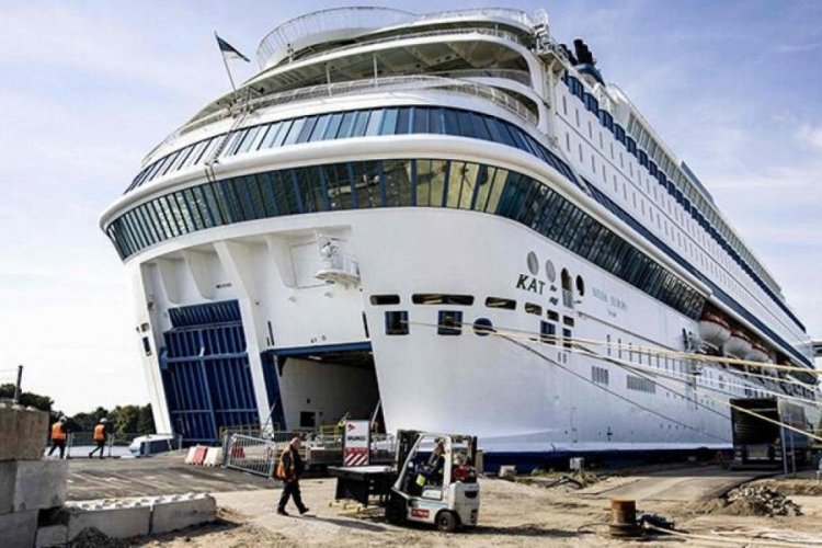 Hollanda'da sığınmacılar l&uuml;ks yolcu gemisinde barındırılacak