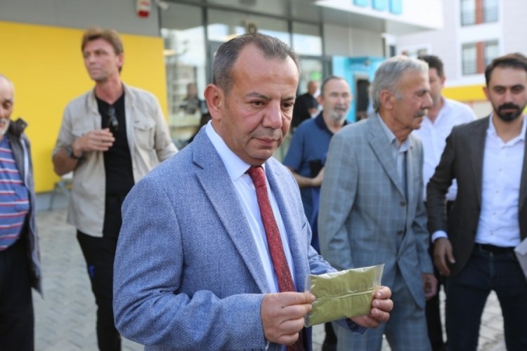 Tanju &Ouml;zcan, HDP'ye Genel Merkezi'ne kargoyla kına g&ouml;nderdi