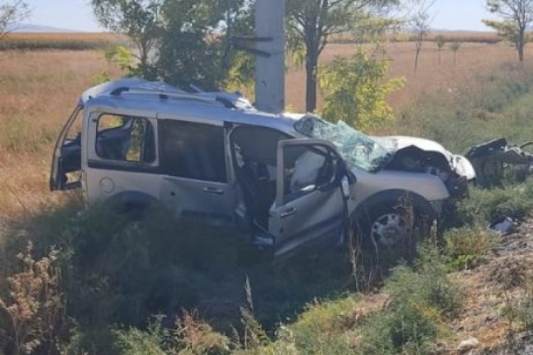 Konya'da otomobil, elektrik direğine &ccedil;arptı: 2 &ouml;l&uuml;, 3 yaralı