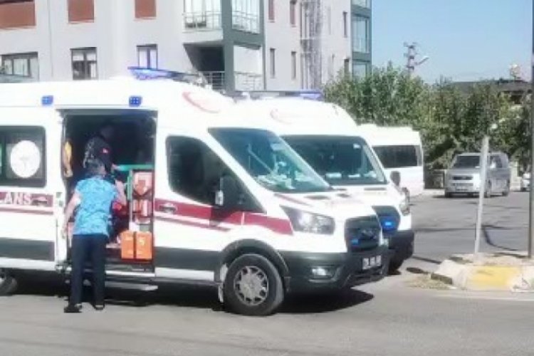 Denizli'de hasta taşıyan ambulansla ara&ccedil; &ccedil;arpıştı; Yaralılar var