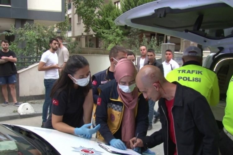 İstanbul'da direğe &ccedil;arpan alkoll&uuml; s&uuml;r&uuml;c&uuml;n&uuml;n aracı yan yattı: 1 yaralı