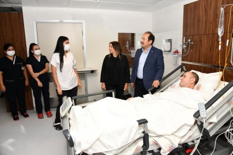 Mersin Valisi, ter&ouml;r saldırısında yaralanan polis memurunu ziyaret etti