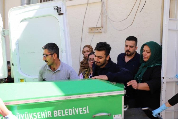 Gaziantep'te darp edilerek &ouml;ld&uuml;r&uuml;len Lina'nın cenazesi babaya teslim edildi