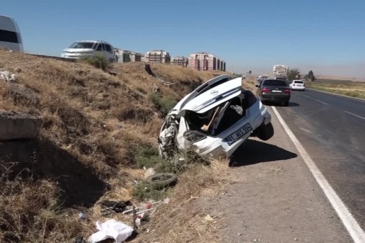 Diyarbakır'da otomobil şarampole devrildi: 4 yaralı