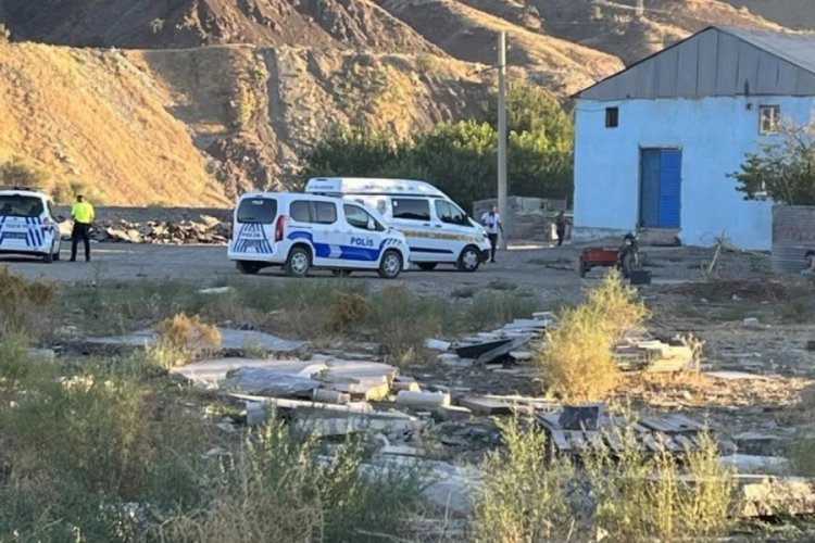 Elazığ'da g&ouml;z&uuml;ne taşla vurup yaralayan adama t&uuml;fekle kurşun yağdırdı
