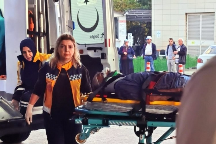Bursa'da tır bariyerlere &ccedil;arptı: 1 yaralı