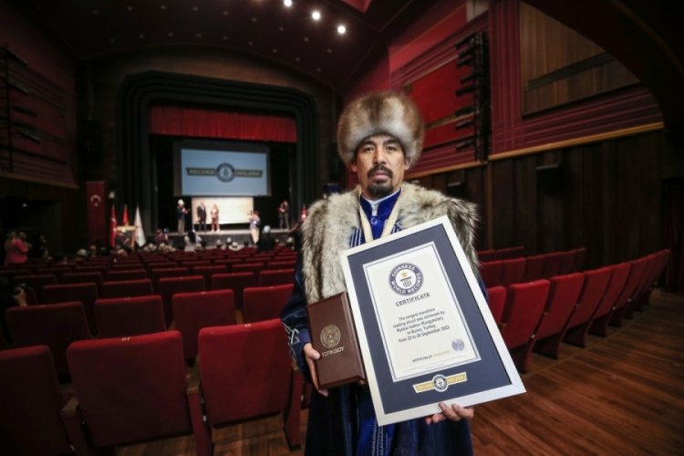 Kırgız Manas&ccedil;ı İsakov, 124 saat Manas okuyarak Guinness Rekorlar Kitabı'na girdi