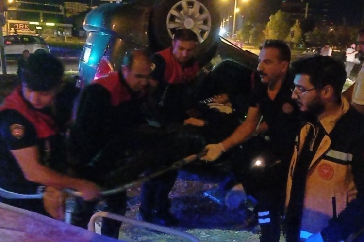 Sivas'ta tırın &ccedil;arptığı ara&ccedil; hurdaya d&ouml;nd&uuml;: Yaralılar var