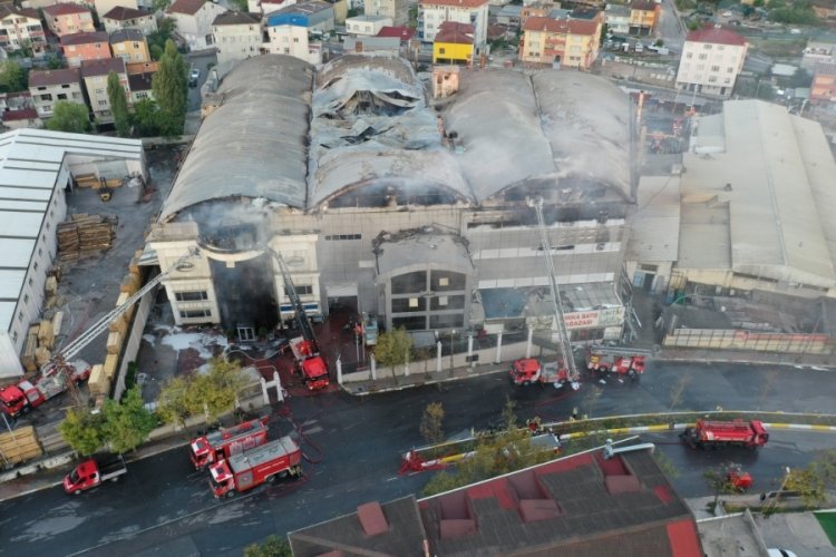 İstanbul'da tencere imalathanesinde &ccedil;ıkan yangın s&ouml;nd&uuml;r&uuml;ld&uuml;